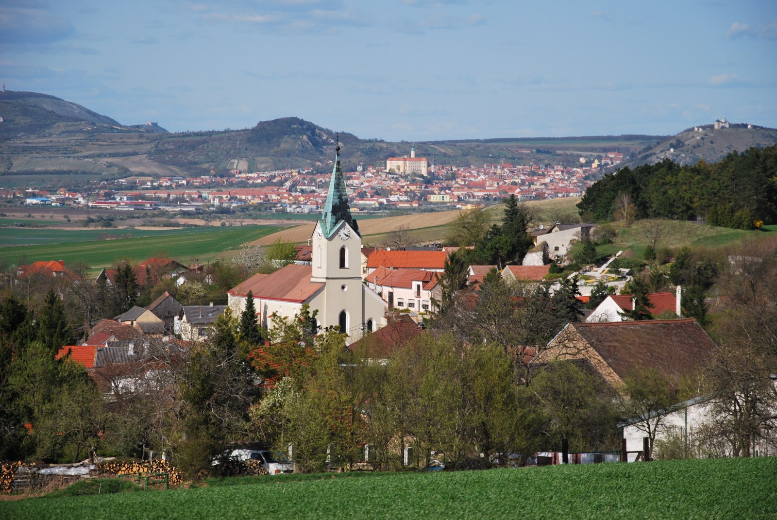  Im Hintergrund Nikolsburg-Tschechien