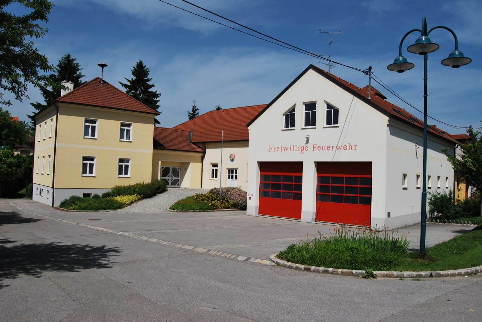  Gemeinde- Veranstaltungszentrum und Feuerwehr